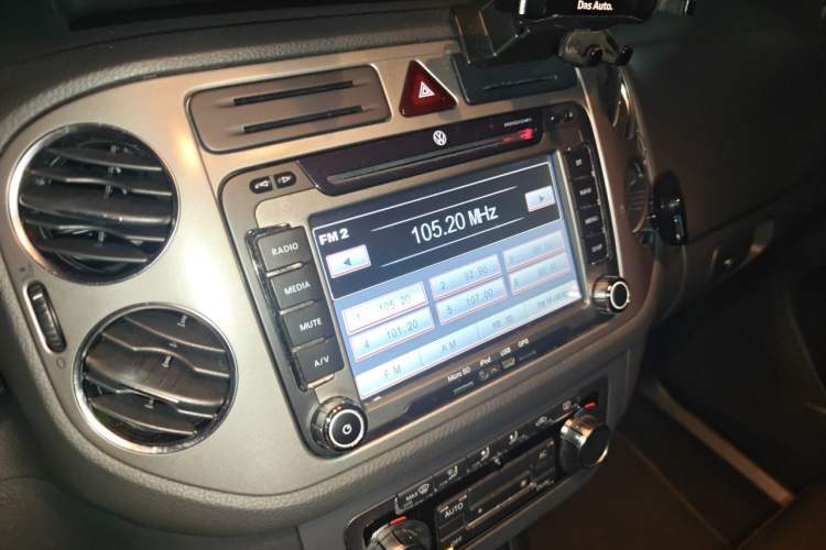 Used Volkswagen Tiguan 2010 2.0 TSI Automatic All-Wheel-Drive Elite Edition Audio And AC Panel