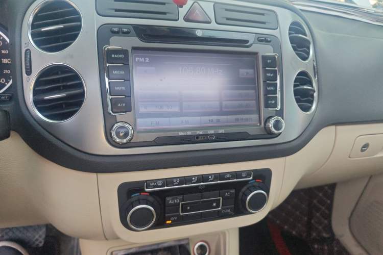 Used Volkswagen Tiguan 2010 1.8TSI Automatic All-Wheel-Drive Elite Edition Audio And AC Panel