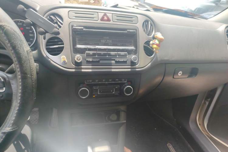 Used Volkswagen Tiguan 2010 1.8 TSI Automatic All-Wheel Drive Fashion Edition Audio And AC Panel