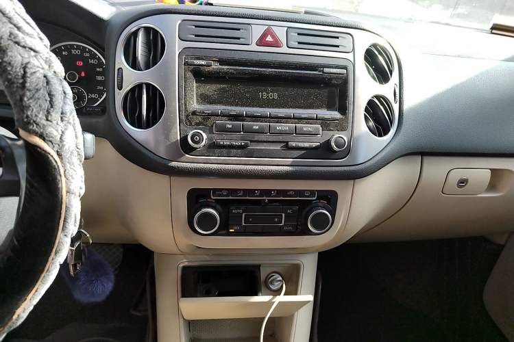 Used Volkswagen Tiguan 2010 1.8 TSI Automatic Two-Wheel Drive Trend Edition Audio And AC Panel