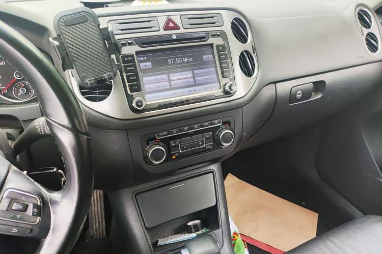 Used Volkswagen Tiguan 2010 1.8TSI Automatic Two-Wheel Drive Elite Edition Audio And AC Panel