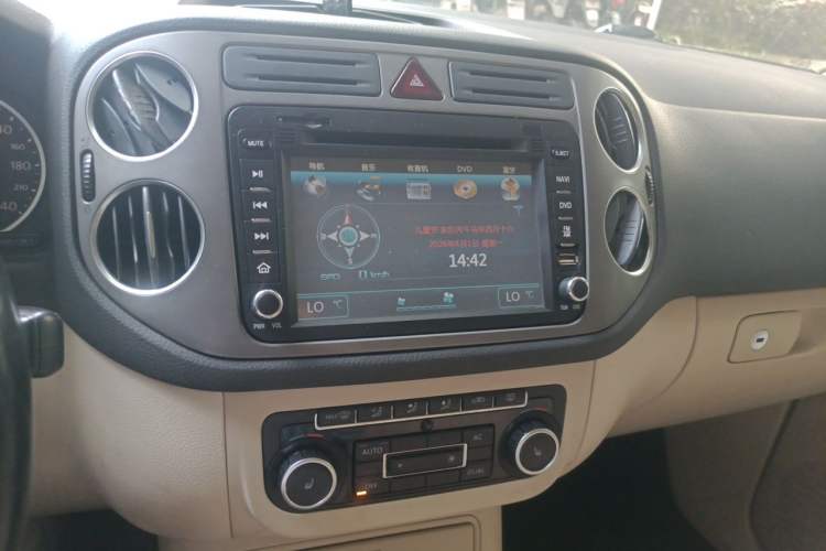 Used Volkswagen Tiguan 2010 2.0 TSI Automatic All-Wheel Drive Flagship Navigation Edition Audio And AC Panel