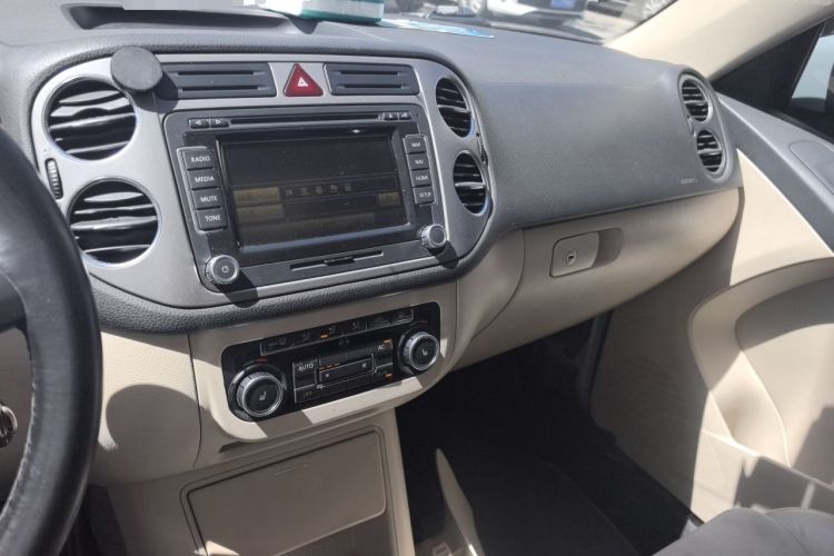 Used Volkswagen Tiguan 2010 2.0 TSI Automatic All-Wheel Drive Flagship Edition Audio And AC Panel