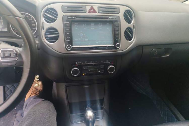 Used Volkswagen Tiguan 2010 1.8 TSI Automatic Two-Wheel Drive Trend Edition Audio And AC Panel