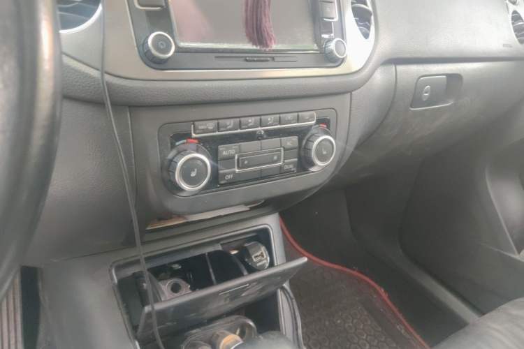Used Volkswagen Tiguan 2010 2.0 TSI Automatic All-Wheel Drive Flagship Edition Audio And AC Panel