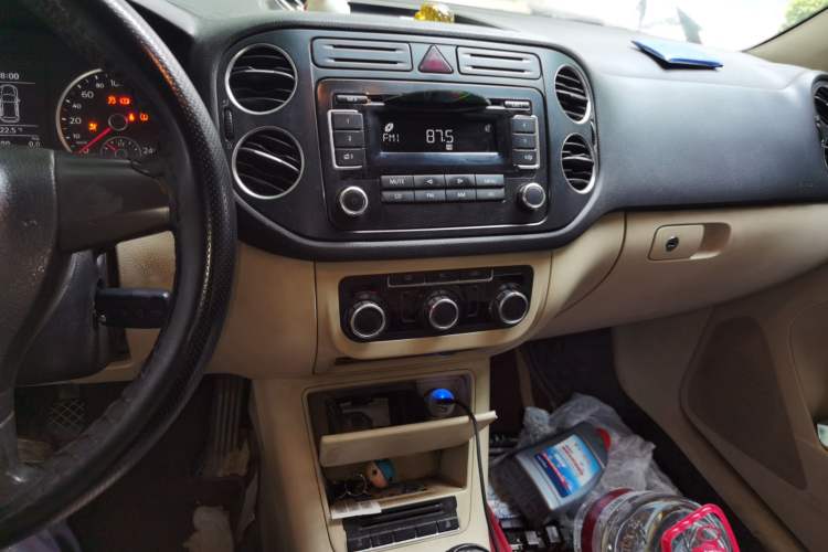 Used Volkswagen Tiguan 2010 1.8 TSI Manual Two-Wheel Drive Urban Edition Audio And AC Panel