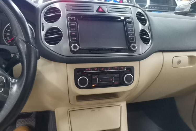 Used Volkswagen Tiguan 2010 2.0 TSI Automatic All-Wheel-Drive Elite Edition Audio And AC Panel