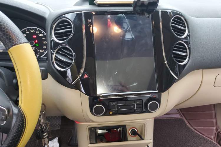 Used Volkswagen Tiguan 2010 2.0 TSI Automatic All-Wheel-Drive Elite Edition Audio And AC Panel