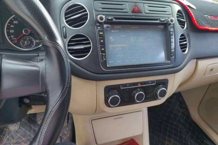Used Volkswagen Tiguan 2010 1.8 TSI Manual Two-Wheel Drive Urban Edition Audio And AC Panel