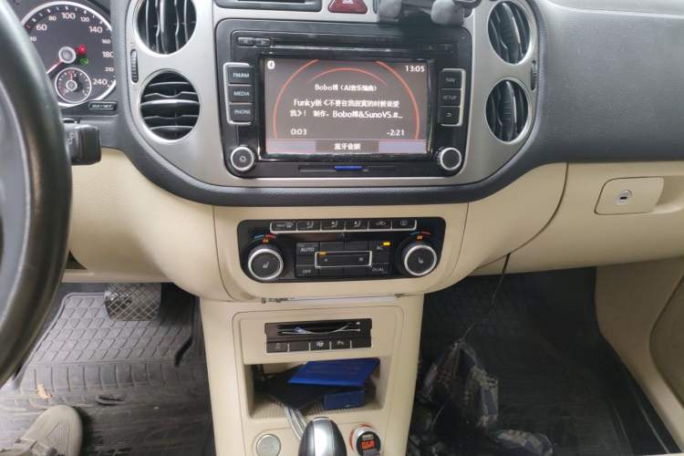 Used Volkswagen Tiguan 2010 2.0 TSI Automatic All-Wheel Drive Flagship Edition Audio And AC Panel