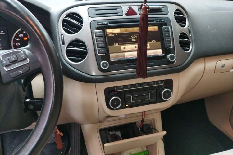 Used Volkswagen Tiguan 2010 2.0 TSI Automatic All-Wheel Drive Flagship Edition Audio And AC Panel