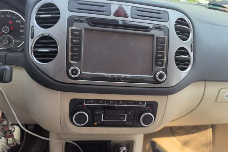 Used Volkswagen Tiguan 2010 1.8 TSI Automatic Two-Wheel Drive Trend Edition Audio And AC Panel