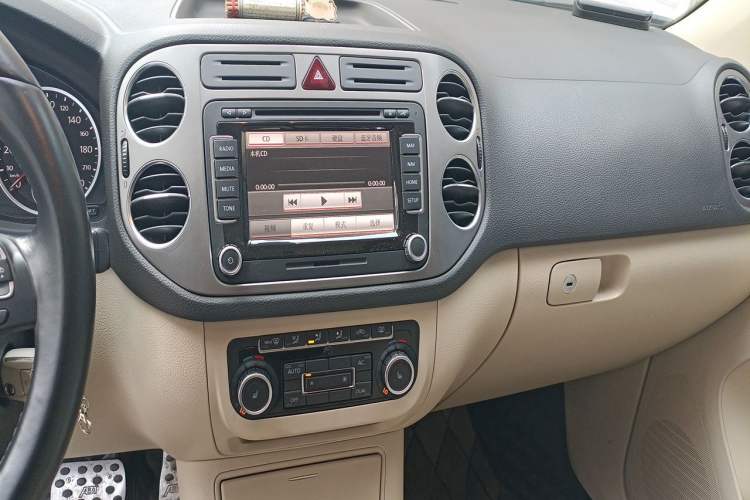 Used Volkswagen Tiguan 2010 2.0 TSI Automatic All-Wheel Drive Flagship Navigation Edition Audio And AC Panel