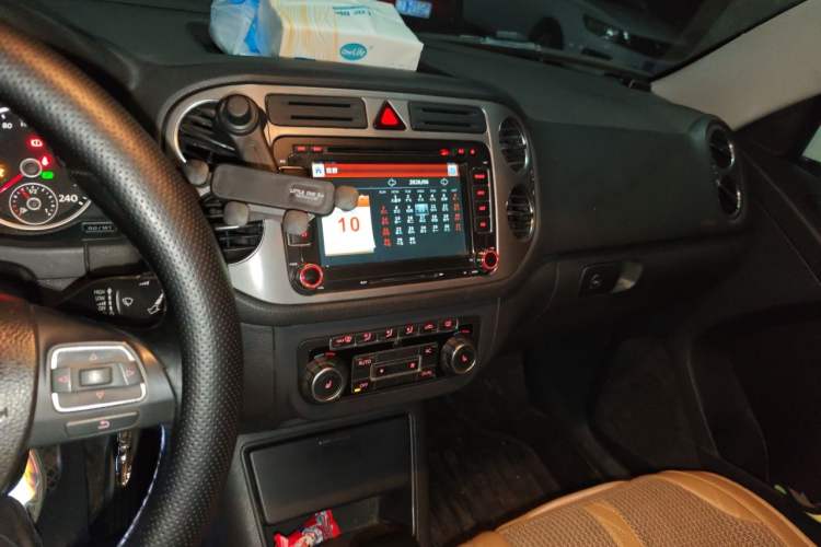 Used Volkswagen Tiguan 2010 2.0 TSI Automatic All-Wheel Drive Flagship Navigation Edition Audio And AC Panel