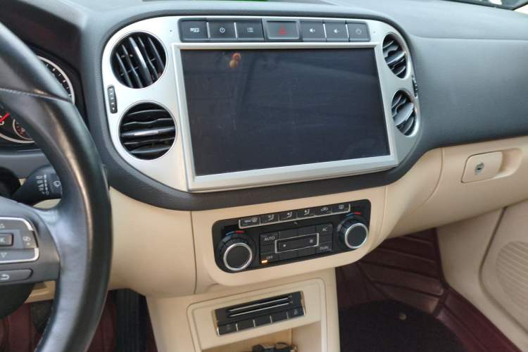 Used Volkswagen Tiguan 2010 1.8 TSI Automatic Two-Wheel Drive Trend Edition Audio And AC Panel