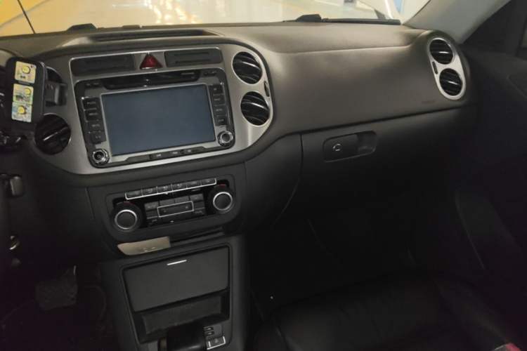 Used Volkswagen Tiguan 2010 1.8 TSI Automatic All-Wheel Drive Fashion Edition Audio And AC Panel