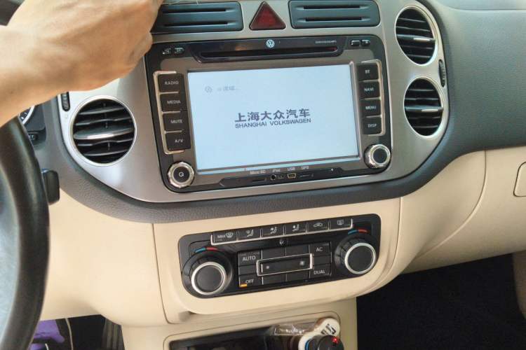 Used Volkswagen Tiguan 2010 1.8TSI Automatic All-Wheel-Drive Elite Edition Audio And AC Panel
