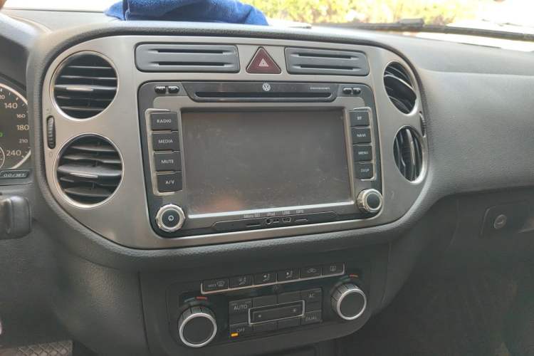Used Volkswagen Tiguan 2010 2.0 TSI Automatic All-Wheel-Drive Elite Edition Audio And AC Panel
