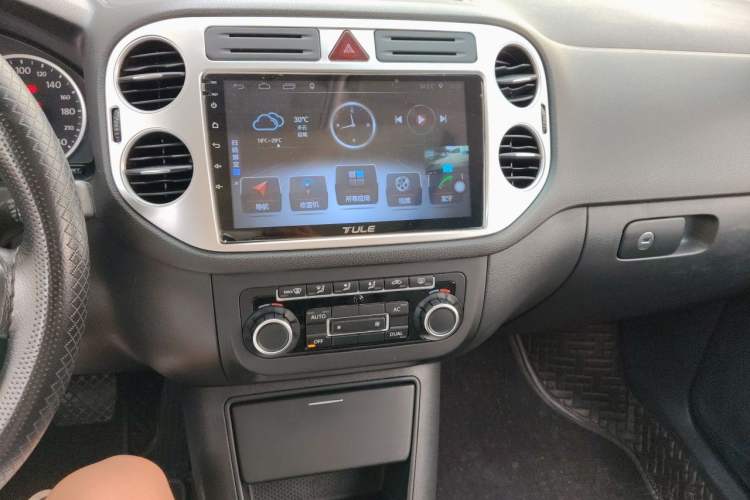 Used Volkswagen Tiguan 2010 1.8 TSI Automatic All-Wheel Drive Fashion Edition Audio And AC Panel