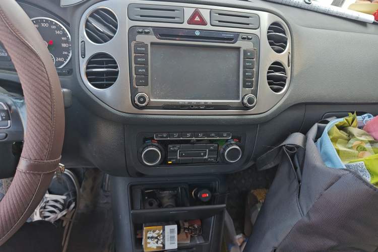 Used Volkswagen Tiguan 2010 2.0 TSI Automatic All-Wheel-Drive Elite Edition Audio And AC Panel