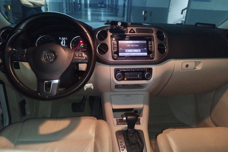 Used Volkswagen Tiguan 2010 1.8TSI Automatic All-Wheel-Drive Elite Edition Center Console