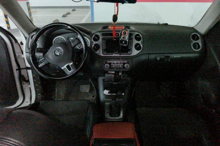 Used Volkswagen Tiguan 2010 2.0 TSI Automatic All-Wheel Drive Flagship Edition Center Console
