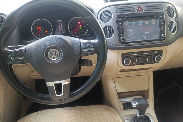 Used Volkswagen Tiguan 2010 2.0 TSI Automatic All-Wheel Drive Flagship Navigation Edition Center Console