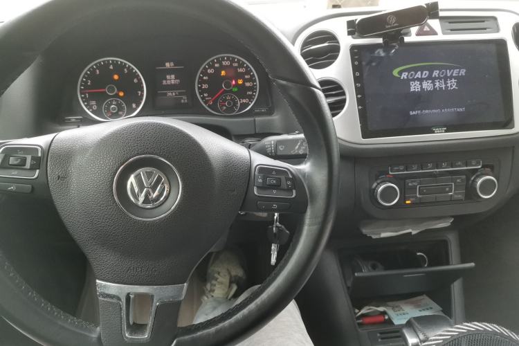 Used Volkswagen Tiguan 2010 2.0 TSI Automatic All-Wheel-Drive Elite Edition Center Console