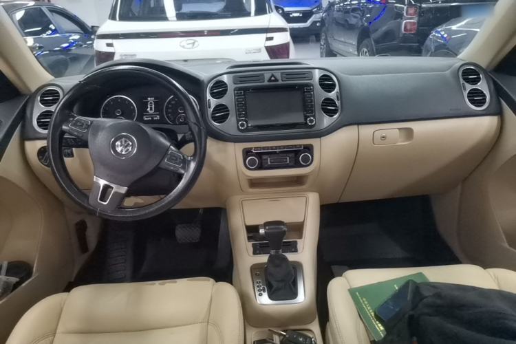 Used Volkswagen Tiguan 2010 2.0 TSI Automatic All-Wheel-Drive Elite Edition Center Console