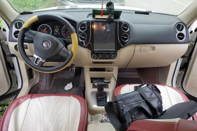Used Volkswagen Tiguan 2010 2.0 TSI Automatic All-Wheel-Drive Elite Edition Center Console