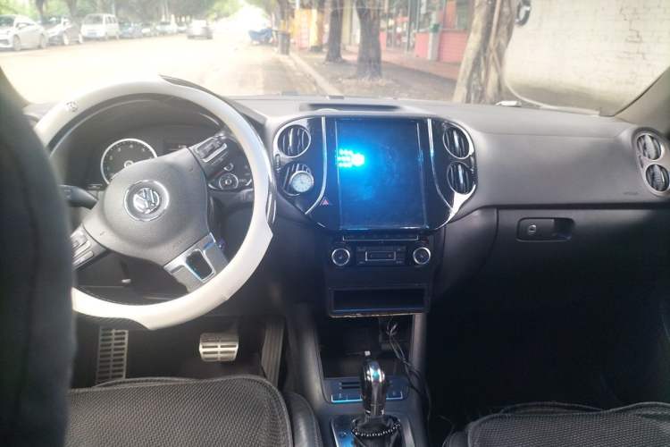 Used Volkswagen Tiguan 2010 1.8TSI Automatic Two-Wheel Drive Elite Edition Center Console