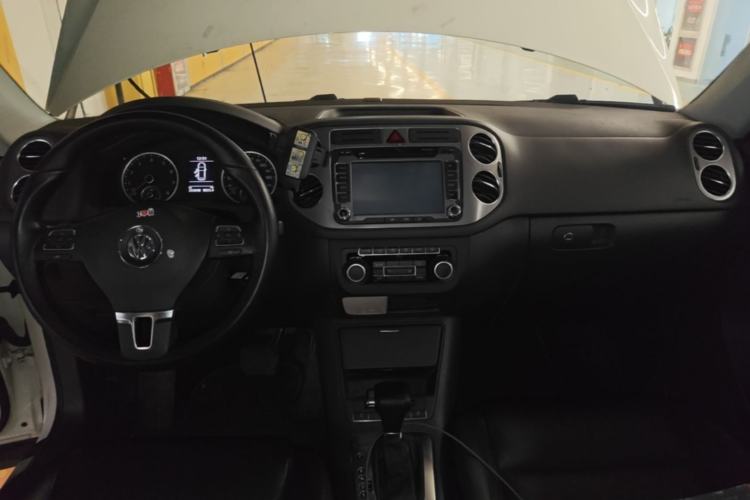 Used Volkswagen Tiguan 2010 1.8 TSI Automatic All-Wheel Drive Fashion Edition Center Console