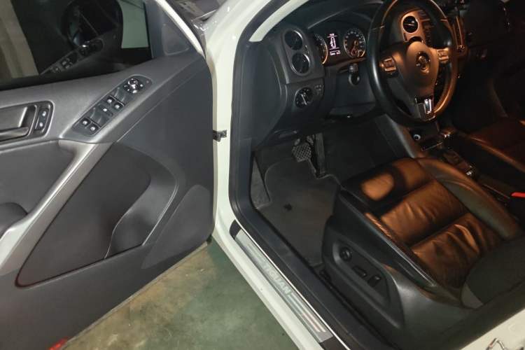 Used Volkswagen Tiguan 2010 2.0 TSI Automatic All-Wheel-Drive Elite Edition Driver Seat