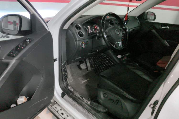 Used Volkswagen Tiguan 2010 2.0 TSI Automatic All-Wheel Drive Flagship Edition Driver Seat