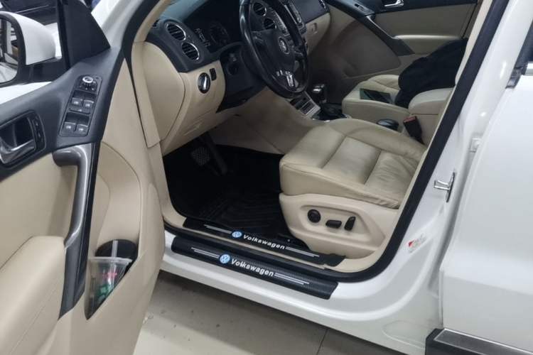 Used Volkswagen Tiguan 2010 2.0 TSI Automatic All-Wheel-Drive Elite Edition Driver Seat