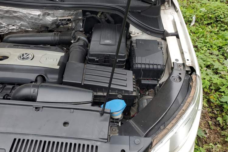 Used Volkswagen Tiguan 2010 2.0 TSI Automatic All-Wheel-Drive Elite Edition Engine Bay Left