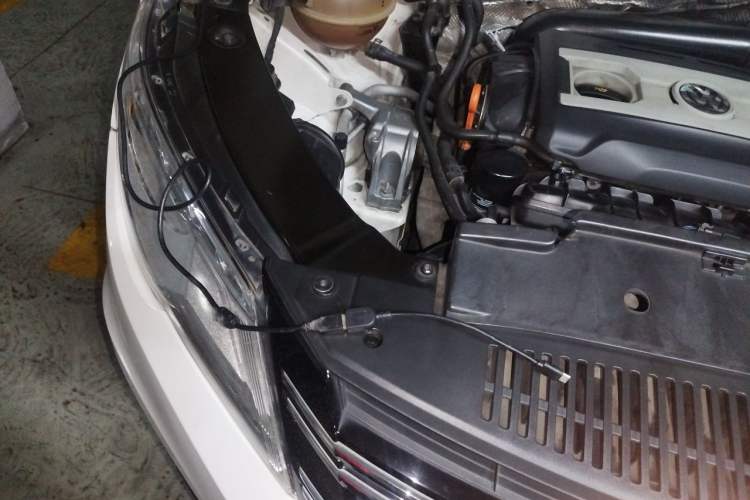 Used Volkswagen Tiguan 2010 1.8TSI Automatic All-Wheel-Drive Elite Edition Engine Bay Right