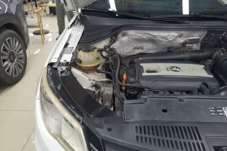 Used Volkswagen Tiguan 2010 2.0 TSI Automatic All-Wheel-Drive Elite Edition Engine Bay Right