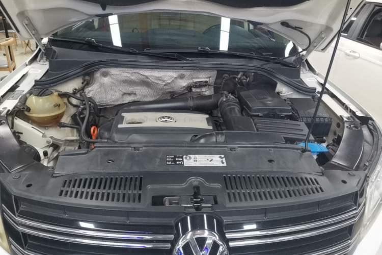 Used Volkswagen Tiguan 2010 2.0 TSI Automatic All-Wheel-Drive Elite Edition Engine Bay