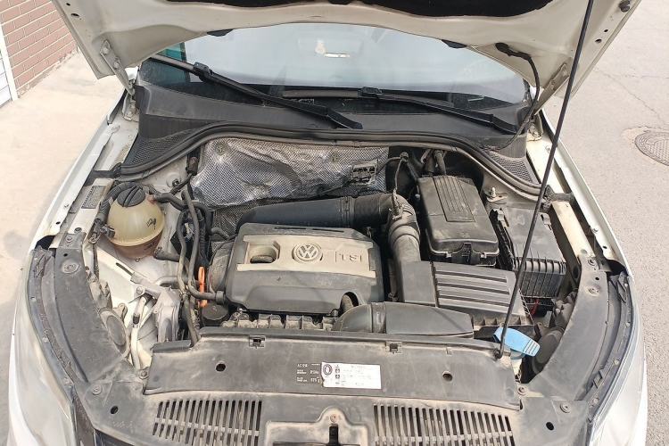 Used Volkswagen Tiguan 2010 2.0 TSI Automatic All-Wheel Drive Flagship Navigation Edition Engine Bay