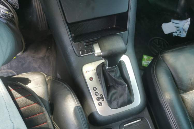 Used Volkswagen Tiguan 2010 1.8TSI Automatic All-Wheel-Drive Elite Edition Gear Lever