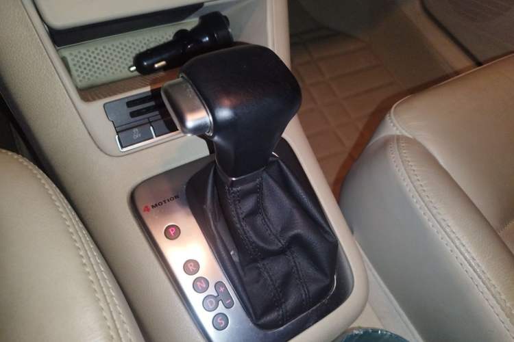 Used Volkswagen Tiguan 2010 1.8TSI Automatic All-Wheel-Drive Elite Edition Gear Lever
