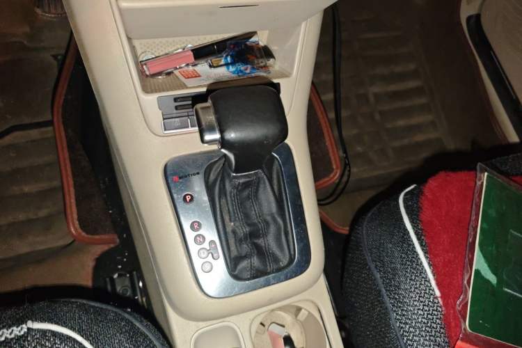 Used Volkswagen Tiguan 2010 1.8TSI Automatic All-Wheel-Drive Elite Edition Gear Lever
