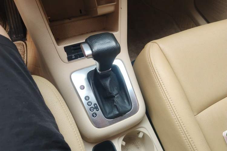 Used Volkswagen Tiguan 2010 1.8 TSI Automatic Two-Wheel Drive Urban Edition Gear Lever