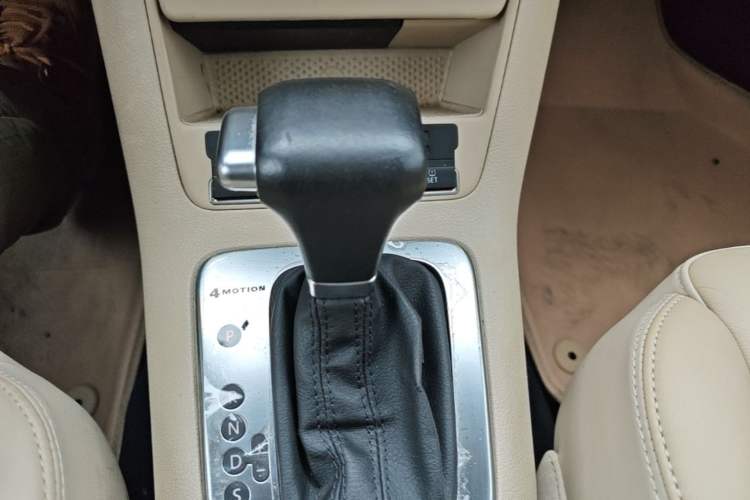 Used Volkswagen Tiguan 2010 1.8TSI Automatic All-Wheel-Drive Elite Edition Gear Lever