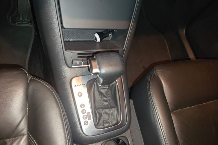 Used Volkswagen Tiguan 2010 2.0 TSI Automatic All-Wheel-Drive Elite Edition Gear Lever