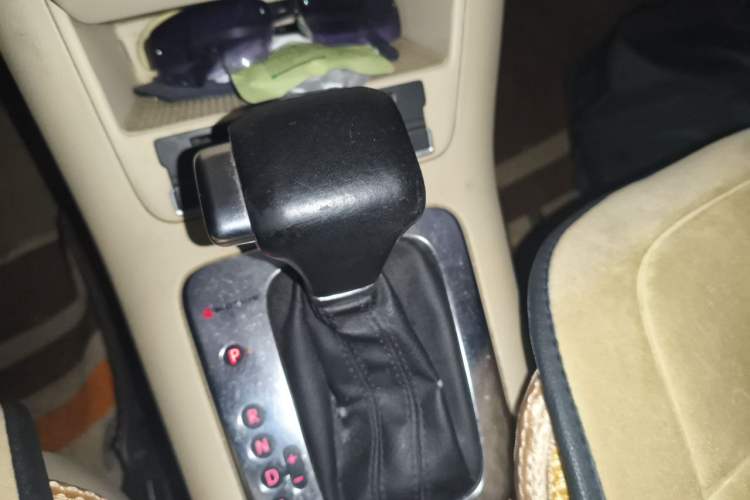 Used Volkswagen Tiguan 2010 1.8TSI Automatic All-Wheel-Drive Elite Edition Gear Lever