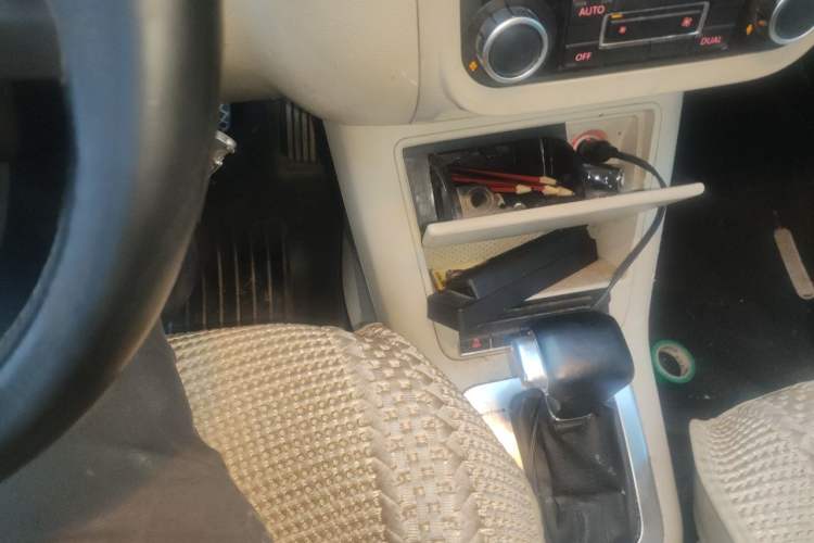 Used Volkswagen Tiguan 2010 1.8TSI Automatic All-Wheel-Drive Elite Edition Gear Lever