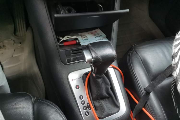 Used Volkswagen Tiguan 2010 2.0 TSI Automatic All-Wheel-Drive Elite Edition Gear Lever
