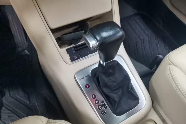 Used Volkswagen Tiguan 2010 2.0 TSI Automatic All-Wheel-Drive Elite Edition Gear Lever
